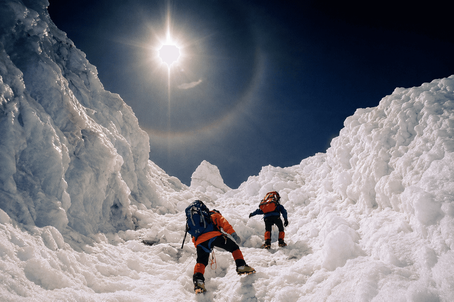 Alpinisti in salita tra i seracchi delle Dolomiti