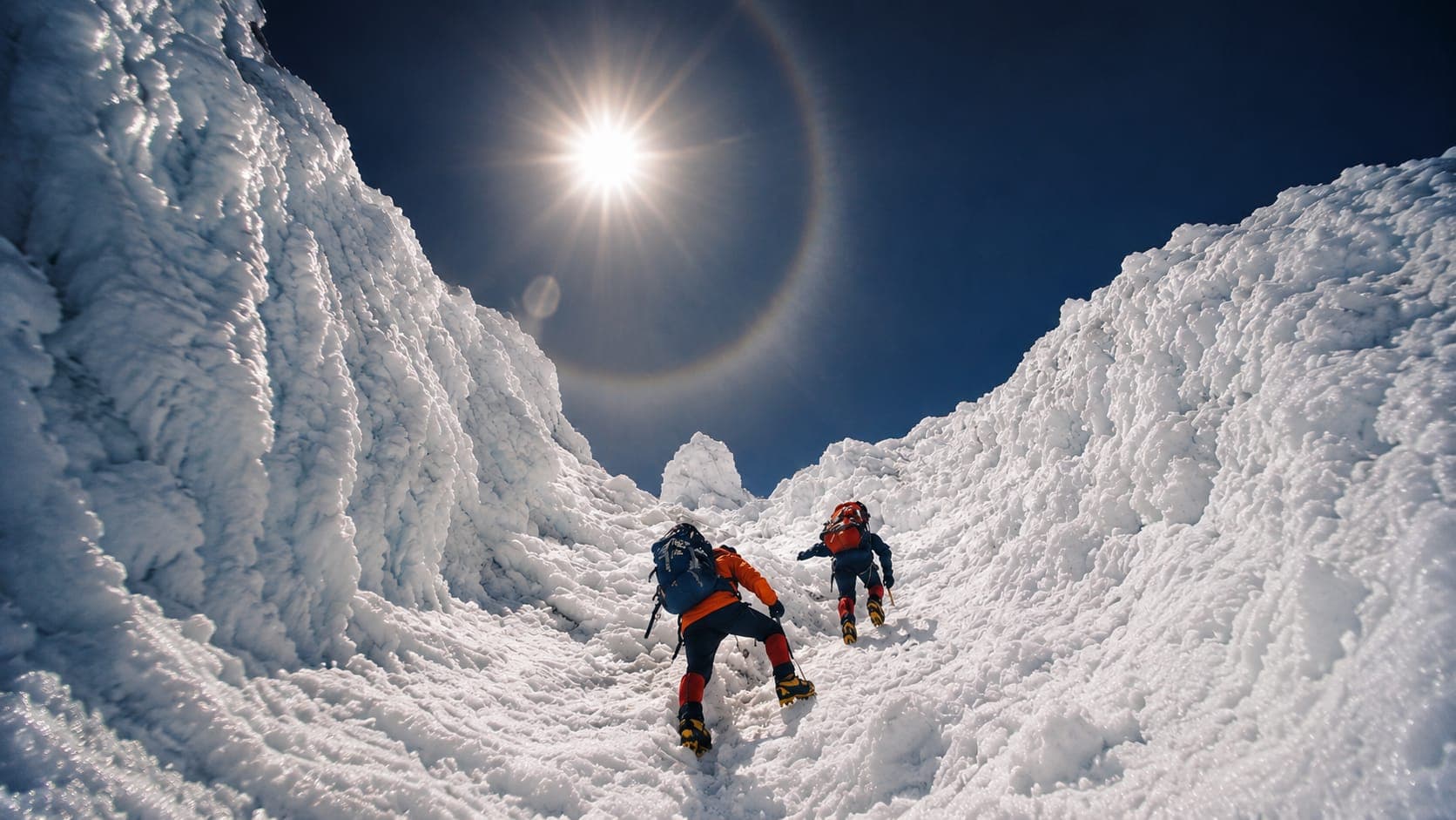 Alpinisti in salita tra i seracchi delle Dolomiti
